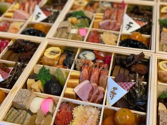 おせち料理が完成し、31日のお渡しをもちまして、本家 たん熊の2021年の業務は終了いたしました。

今年も素晴らしい出会いが沢山ありました。皆様に感謝いたします。

どうぞよいお年をお迎えくださいませ。

新年は、本店は1月6日のご夕食から
京都高島屋店 @tankumat は
1月2日から営業させていただきます。

皆様のお越しを心よりお待ちしております。
————————————————
【京料理 本家 たん熊 本店】

🔖〒600-8014
京都市下京区木屋町通仏光寺下る和泉屋町168

🌏https://www.tankuma.jp

📞050-3628-1645
————————————————
★ご予約はこちらより👇
@tankumaofficial (本家 たん熊 本店)
@tankumat (本家 たん熊 京都高島屋店)
［席を予約する］をクリック
————————————————

#たん熊本店 #たん熊 #京都 #和食 #日本料理 #ミシュラン #グルメ好きな人と繋がりたい #ワイン好きな人と繋がりたい #日本酒好きな人と繋がりたい #ソムリエ #ソムリエエクセレンス
#おせち料理 #ゆく年くる年  #tankuma #kyoto #yammy #japan #kyotocuisine #kaiseki #michelin #asisomms #japanesefood #instafood #instagourmet #sommelier #asisomms #newyeardishes