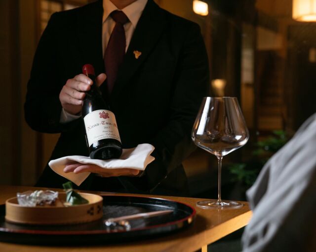 【Star Wine List Kyotoに掲載】世界の様々な都市の優れたワインリストを紹介する「Star Wine List @starwinelist 」に、「本家 たん熊 本店」が掲載されました。

弊店若主人であり、ソムリエでもある栗栖 純一が厳選する日本酒やワインを「本家 たん熊」の京料理とともに、是非お楽しみください。

"Honke Tankuma Honten" is Selected one of "10 great wine places in Kyoto" on Star wine List🍷

https://starwinelist.com/wine-place/honke-tankuma-honten

https://starwinelist.com/wine-guide/great-wine-places-in-kyoto

————————————————
【京料理 本家 たん熊 本店】

🔖〒600-8014
京都市下京区木屋町通仏光寺下る和泉屋町168

🌏https://www.tankuma.jp

📞050-3628-1645
———————————————————————
#たん熊本店 #たん熊 #京都 #和食 #日本料理 #ミシュラン #グルメ好きな人と繋がりたい #ワイン好きな人と繋がりたい #日本酒好きな人と繋がりたい #ソムリエ #ソムリエエクセレンス
#京都ディナー #kyotodinner #tankuma #kyoto #yammy #japan #kyotocuisine #kaiseki #michelin #japanesefood #instafood #instagourmet #sommelier #asisomms #wine #sake 
———————————————————————
★ご予約はこちらより👇
@tankumaofficial (本家 たん熊 本店)
@tankumat (本家 たん熊 京都高島屋店)
［席を予約する］をクリック
———————————————————————