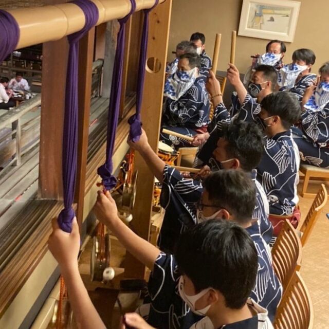 【祇園祭 鷹山】
いよいよ、京都では祇園祭が始まりました。

先日7月1日の祇園祭吉符入りの日に、今年の祇園祭で196年ぶりに復興される曳山、「鷹山」@giontakayama
の囃子方をお招きして、納涼床で祇園囃子をお楽しみいただきました。

実は画像に写る弊店の若主人も鷹山で笛方をさせていただいております。

7月の京都の街は祇園祭の風情があり、とても美しいです。

お食事とともに、祇園祭の京都をお楽しみくださいませ。

#たん熊 #祇園祭 #鷹山 #納涼床 #京都