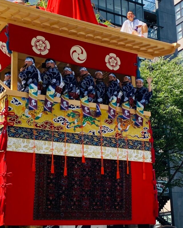 【祇園祭 後祭巡行】

7月24日に3年ぶりに後祭の巡行が行われました。

その巡行に、弊店の若主人が鷹山 @giontakayama の囃子方(笛方)として、巡行に参加させていただきました。

今年は弊店の休業日とも重なり、スタッフも曳き手として参加させていただきました。

鷹山は、1826年の文政年間の巡行において破損して以来、「休み山」となっていましたが、今回、196年ぶりに本格復帰を果たされました。

弊店の若主人は2014年に囃子方が結成されてから、ご縁があり、その年からずっと囃子方として参加させていただいておりました。

この度の復興は私たちとしても本当に嬉しい出来事でした。

これからも京都の町衆の一員として鷹山、そして祇園祭を支えて参ります。

鷹山復興おめでとうございます㊗️

今月末で祇園祭が終わると、京都の夏は本番を迎えます。

#祇園祭 #鷹山 #囃子方 #たん熊 #京都